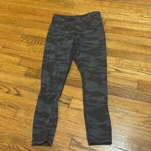 Athletica black camo 7/8 tight size small leggings